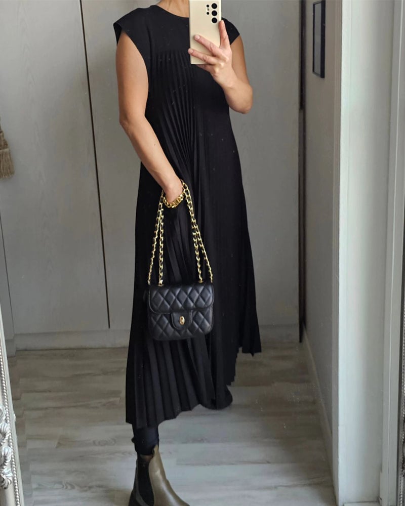 Moore | Timeless and Comfortable Dress